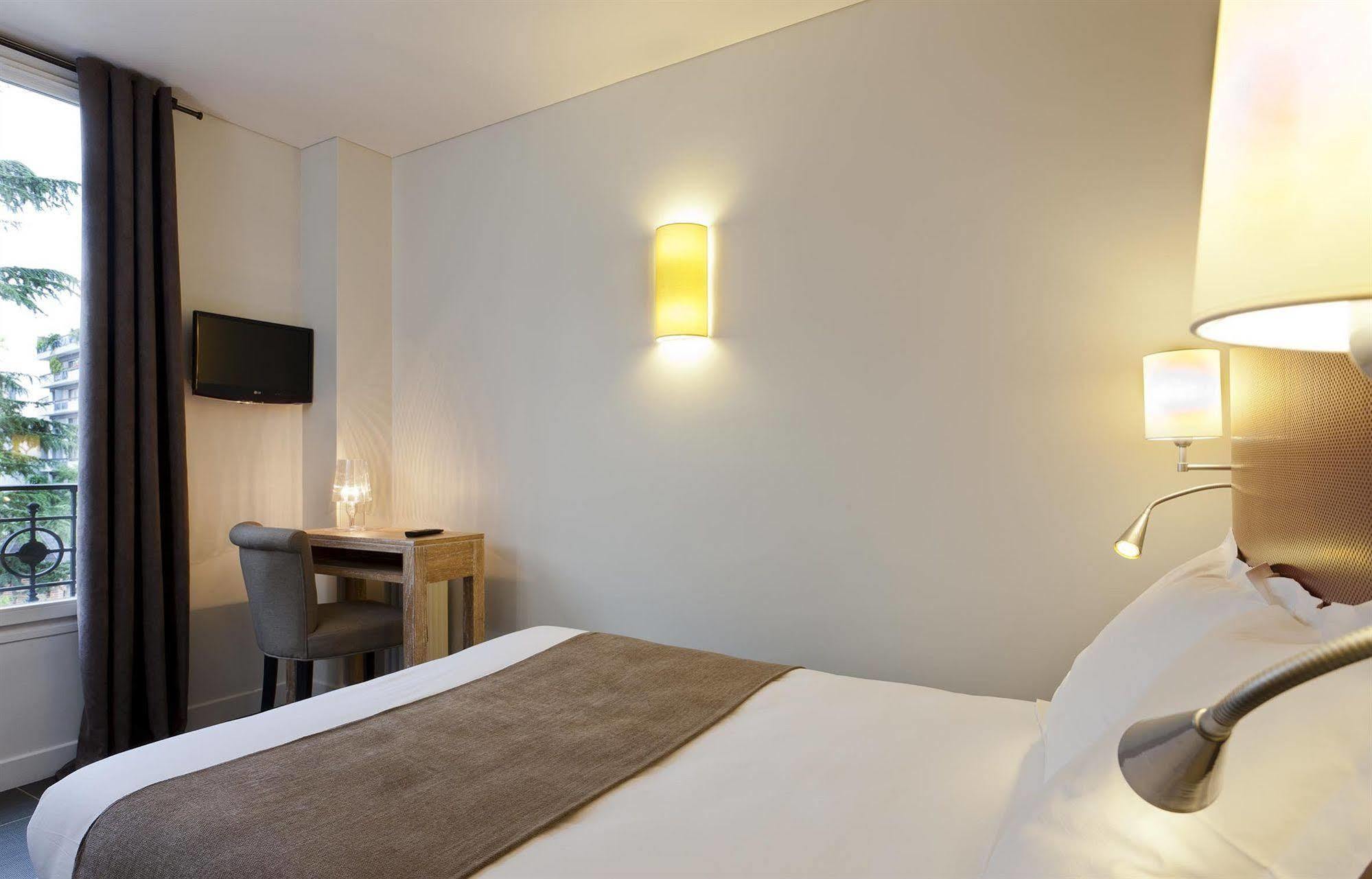 Hotel Douglas Puteaux Eksteriør bilde